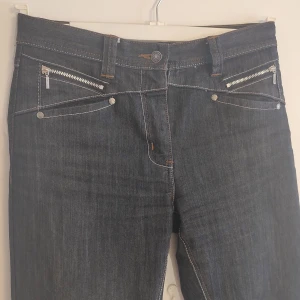 Jeans - Coola jeans med dragkedjor och coola fickor. I fint skick!