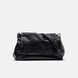 Zara väska - Säljer nu min as snygga väska från zara, köptes för drygt ett år sedan och kommer inte till användning. Inga defekter precis som ny! Säljer för 400 hade kunnat tänka mig att gå ner lite i pris vid snabb affär💕