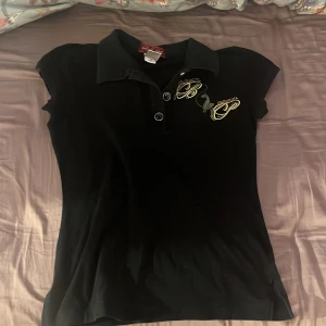 Baby phat tröja! - En jättegullig babyphat tröja/poloshirt jag thriftade ett tag sen! säljer då jag inte riktigt känner mig bekväm i polotröjor, helt i ny skick💖