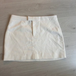 Vit kostym kjol  - Vit kjol i kostym material. Aldrig använda.