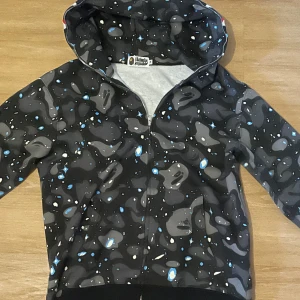 Bape zipup - Använd ett par gånger, mycket bra skick Tag med kommer 