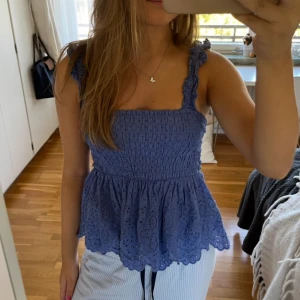 Blå-lila volangtopp! - Jättesöt blå-lila volangtopp med bredare band från mango! Strl xs men väldigt stretchig så passar säkert någon som annars har S också. Nyskick och knappt använd 💓