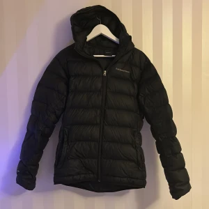 Peak performance Jacka - Peak performance jacka som är perfekt nu till vintern, för ett bra pris! storlek L(passar bra på M) märken och något litet hål finns men som är lagat.  Skriv vid frågor eller funderingar! Byten kan va intressant!