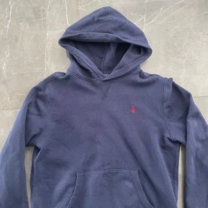 Ralph lauren hoodie - Snygg hoodie i bra kvalite, säljer pågrund av att den inte kommer till användning. De är XL i barnstorlek men den sitter bra på mig som är 180