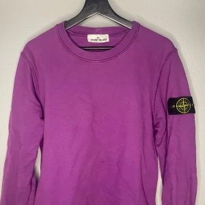 Stone Island Sweatshirt - Skick: 5/5 Nypris: 3499kr Färg: Lila Strl: S