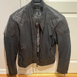 Belstaff skinnjacka  - Sjukt fet tidlös skinnjacka från Belstaff. Skick: 10/10. Använd ett fåtal gånger endast. Nypris ca 15.000 kr. 