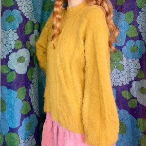 Mjuk sweater  - Väldigt mjuk och skön tröja, i fint skick. Storlek XS, hör av dig om du undrar något🌼