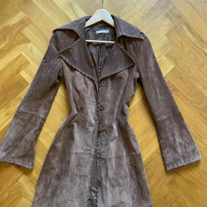 Vintage kappa - Superfin vintage kappa i mocka, säljes pga snäppet för tight för mig. Storlek 36, passar ej större. Köpt vintage men aldrig använt. Har gått upp lite i ”sömmen” av läder, se sista bilden, men inget man direkt lägger märke till.