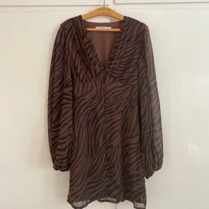 zebra klänning - så fin klänning från nakd aldrig använd 