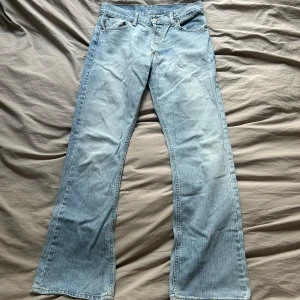 Ljusblå lågmidjade bootcutjeans - Ljusblå jeans med bootcut och lågmidjade 