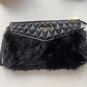 Miu Miu clutch - Snygg Miu Miu clutch i mycket bra skick! Den är väldigt rymlig☺️ 34 x 22 cm