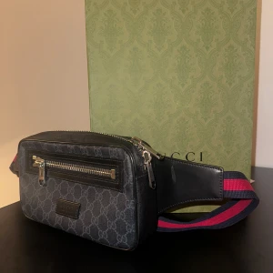Gucci Supreme Black Belt Bag - Bra och sparaamt skick på väskan. Endast använt ett fåtal gånger ute.   Kvitto, låda och alla papper finns.