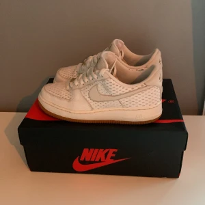 Nike  - Äntligen har jag fått in en par skönhet och unika air force limited edition, med röd/orange på Nike märken på insidan av skorn, som ni kan se på bilden ❗️❗️