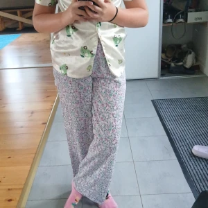 Byxor - Ett par blomiga byxor med fickor.