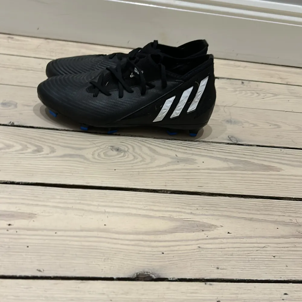 Dessa adidas fotbollsskor säljer jag pågrund av att dem är försmå nu. Dem är använda under en ganska kort period innan de hann bli försmå. Dessa adidas predator är i storlek 36.. Skor.