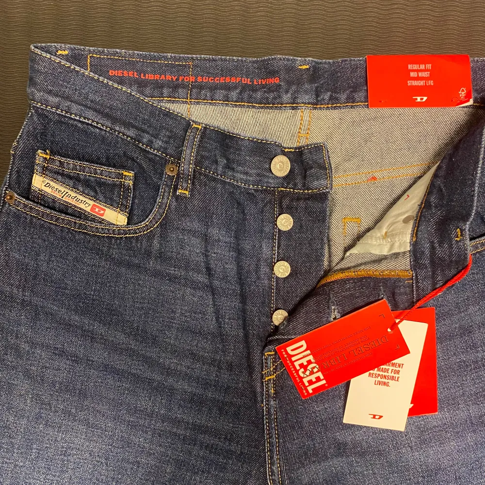 Diesel Jeans | Modell: D-Viker | Size: W31 L32, modellen på bild är 184cm lång | Cond: 10/10, sprillans nya med tags kvar | Nypris: 1799kr | Pris: 299kr | Hör av dig för mer info eller frågor📩. Jeans & Byxor.