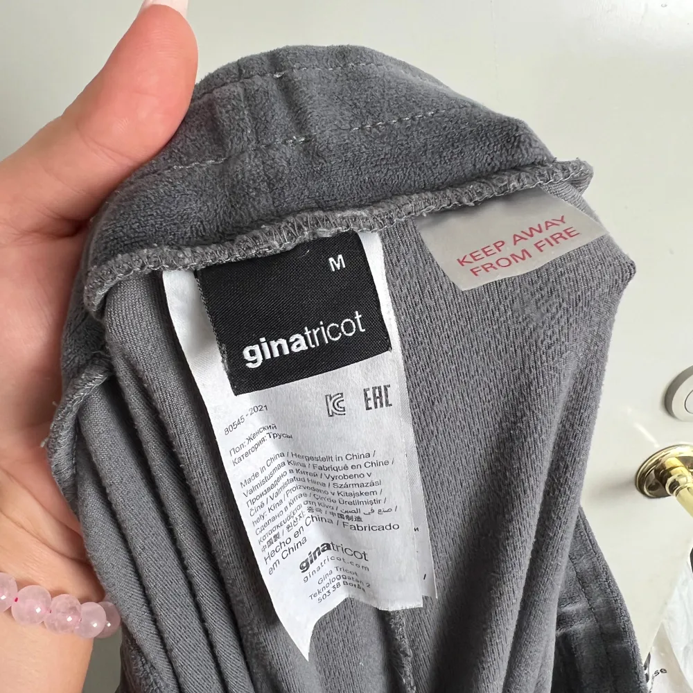 Säljer ett par supermysiga grå mjukisbyxor från Gina Tricot. De är i storlek M och har en skön, loose passform. Tyvärr så fattas snöret i midjan . Farkut & Housut.