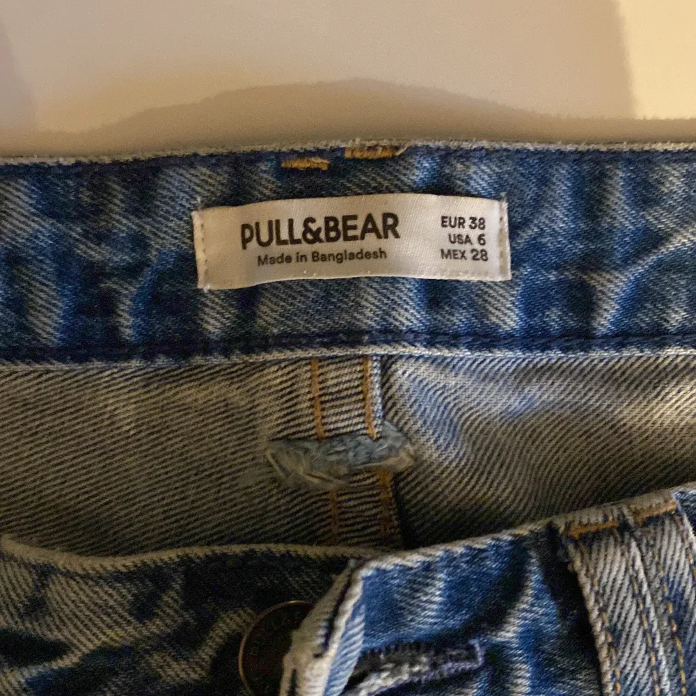 Lågmidjade jeansshorts från pull and Bear. Fint skick, använda Max 3 gånger. . Shorts.