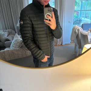 Colmar Dunjacka - Hej, säljer nu min fina Colmar Jacka i storlek M. Den är i nyskick och kommer vara otroligt snygg nu till höst/vinter. Nypris 3200kr! Vi kommer att sälja liknande produkter nu i vinter så glöm inte följa profilen!🌊🍾