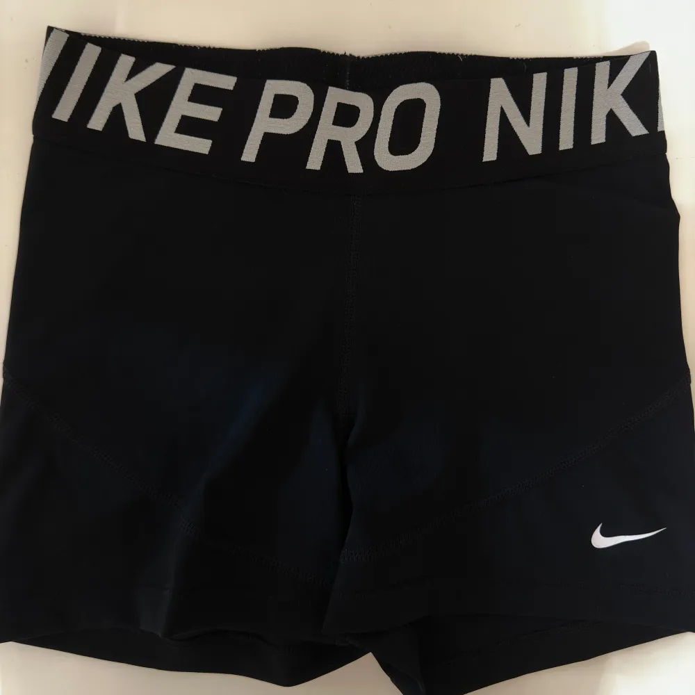 Korta och tajta träningsshorts från Nike. Helt oanvända! Säljer de då de tyvärr är för stora för mig.. Shorts.