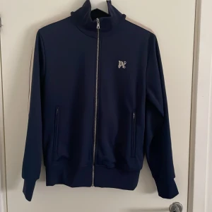 Palm angels  - Tja! Säljer du den här skit snygga Palm angels full zipen, då den ej kommer till användning!!,  tröjan är i nästan helt nytt skick andvänd Max 5 gånger!. Köpt för 7 tusen på cettire!, kvitto finns om ni har några frågar är det bara att höra av sig!!.