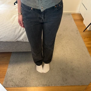 Weekday pin mid straight jeans - Sparsamt använda, hela och rena. Normala i storleken, passar M. Raka och medelhög midja💓