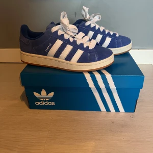 Adidas campus 00 - Säljer mina supersnygga Adidas campus då dom tyvärr är för små. Dom är använda 2-4 gånger. Låda medföljer 🩷