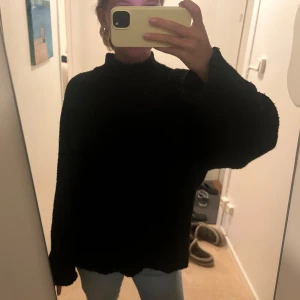 Svart stickad tröja - En av mina absoluta favorittröjor!! Världens finaste passform