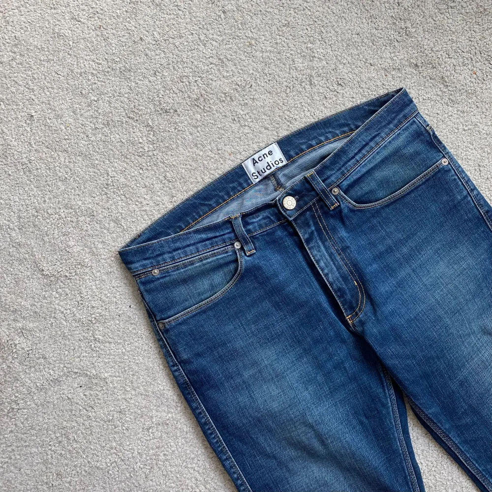 Acne Studios ’Max Prince’ jeans | Size: 32/32. | Mellanting mellan slim fit och straight fit. | Skick: 7/10, inga defekter men använda. | Pris: 749kr | Skriv vid frågor och funderingar!. Jeans & Byxor.