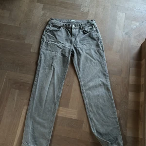Gråa jeans i lite baggy stil - Storlek 40 från GINATRICOT, köpta nyligen men för stora för mig! Dock superfina och väldigt fin färg att matcha en snygg svart topp till!!