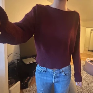 Röd kashmirtröja  - Världens skönaste och finaste kashmirtröja från Theory, nypris ca 3500💕 lite nopprig men det går enkelt att ta bort med noppkam(se bild två), därav priset