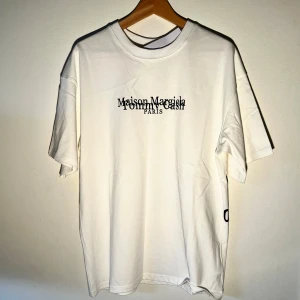 Maison margiela t Shirt - Säljer nu en helt ny maison margiela t shirt(med tagg) | Storlek: M | Nypris runt 3 tusen
