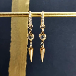 Handgjorda örhängen - Handgjorda örhängen●Följ :@ekjewelryofficial🤲 ● 💎Material- 100% rostfritt stål ●Örhängeskrokar -rostfritt stål och kristall. Nickel fri. Längd -5cm. Vattentåliga, ändrar inte färgen! 