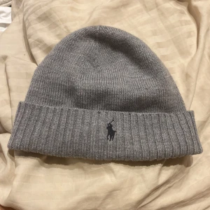Ralph lauren mössa - En helt oanvända Ralph lauren mössa. Ingen prislapp kvar. Men i nyskick eftersom den inte är använd. Nypris runt 799 - 999