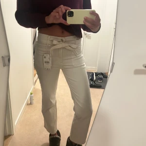 Vita jeans med rosett - Så så söta jeans med rosett från Mango, aldrig använda!! ❤️