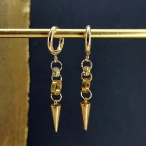 Handgjorda örhängen - Handgjorda örhängen●Följ :@ekjewelryofficial🤲 ● 💎Material- 100% rostfritt stål ●Örhängeskrokar -rostfritt stål och kristall. Nickel fri. Längd -5,5cm. Vattentåliga, ändrar inte färgen! 