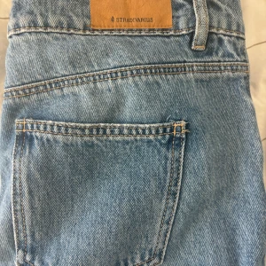 Mid length wide jeans - Det här mid lenght wide jeans från Stradivarius köpt på Zalando. Jeansen är i bra skick och original priset var 500 kr. Jag är öppen för prisförslag😘