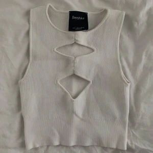 Ribbad crop top - Festligare vit croppad topp från Bershka, använd 3 gånger!🤍 Pris ej inkl. frakt, kan även mötas upp i Stockholm! 