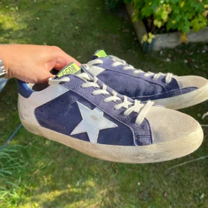 Golden Goose Superstar Skor - Tja! Säljer dessa tvärsnygga och sällsynta Golden Goose Superstar skor i mörkblå mocka. De är sparsamt använda och är i extremt bra skick.  Skor samt låda medföljer✅ Ingen dustbag skriv privat för ytterligare frågor🙌