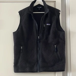 Patagonia - Väst från Patagonia i storlek M, skick 9/10, fint skick inga fläckar eller hål. Pm vid fler frågor!
