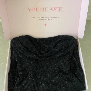 BALKLÄNNING (S) - Min jätte fina Balklänning från OH POLLY. ” LA ROCHETTE”. strl UK 10/ vilket är som en storlek 38 / S. Nypris 1600 kr, endast använd en gång och inga defekter. Svårt att ta bilder på hela klänningen så skriv om ni vill se mer ! Köpare betalar frakt 