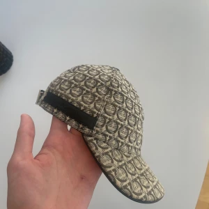 Ferragamo keps  - Lite andvända men ser fortfarande bra ut. Den är ganska liten.