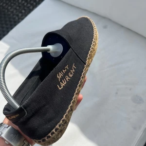 SAINT LAUREN ESPADRILLES - Otroligt feta saint laurent espadrilles till ett schysst pris!  Skick: 8/10   Nypris: 6200kr