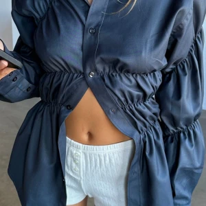 Trendig helt ny Scarlett and Sam topp i marinblå! Passar s-xl  - Helt ny vill inte skicka tillbaka då tullen är på 550 kr nypris 1120 plus tullen  