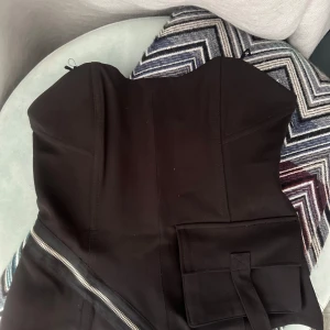 Fest topp från zara med prislapp kvar! - säljer denna fest topp från zara med prislappen kvar! Den är perfekt nu inför alla insparkar och fester! Den är helt oanvänd.