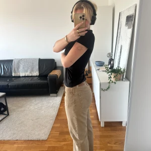 Beiga Levis jeans  - Ett par beiga jeans från Levis. Nytt skick passar bra på mig som är 168