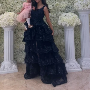 Marinblå glittrig klänning  - Hej! Säljer nu min drömmiga klänning. Klänningen passar perfekt inför balen osv, använt 1 gång så den är i bra skick💕nypris: 5500kr och jag säljer för 3000kr men pris kan självklart diskuteras.