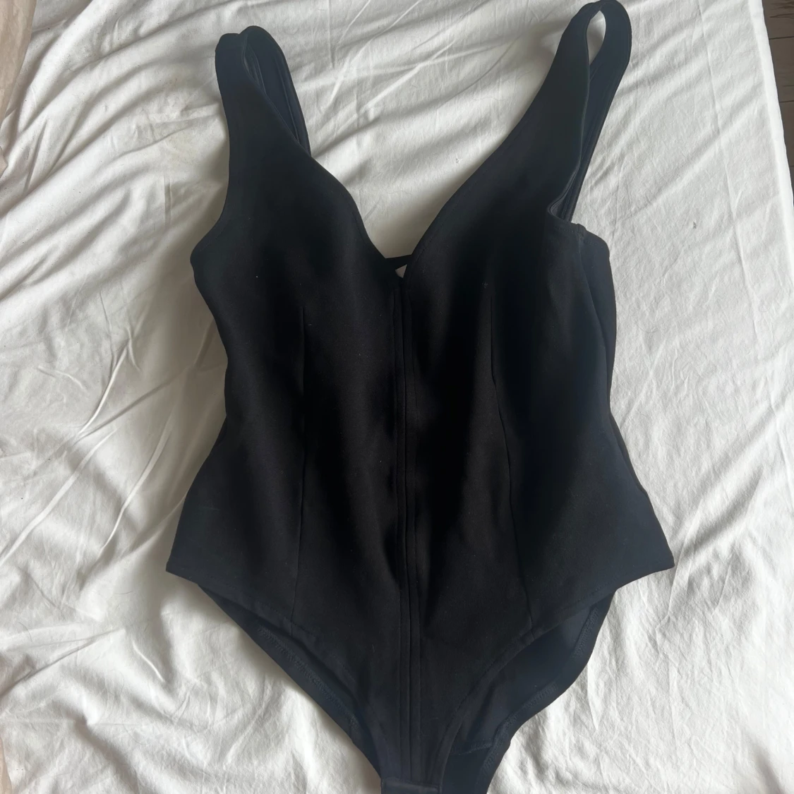 Svart body från H&M i linne.