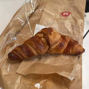 köpa min croissant. det har mögel på sig