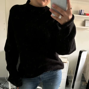 Tjocktröja - Jätte söt tjock tröja i otroligt skönt material från Uniqlo. I väldigt bra skick, knappt använd. 